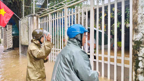 Gia Lai: Lực lượng chức năng kịp thời giúp dân chạy ngập giữa mưa lớn