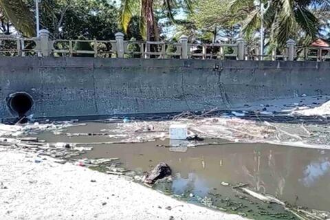 Nước thải đen ngòm từ cống xả trộm đổ thẳng ra biển Nha Trang