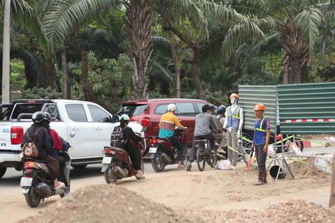 Dựng rào chắn thi công cống ngầm khẩn cấp trên đường Lạc Long Quân