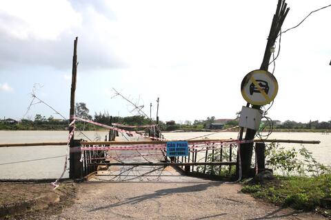 Cầu phao Triệu Độ chưa rõ ngày hoạt động vì tranh cãi “bè hay cầu”