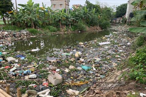 Rác thải bủa vây dòng sông ở Hưng Yên