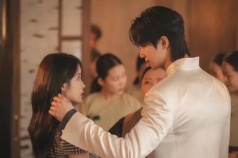 Phim có IU, Byeon Woo Seok chưa chiếu đã top 1 độ thảo luận