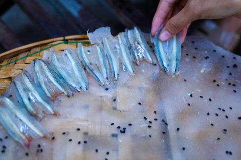 Bánh tráng cá cơm đậm đà vị biển của người Quảng Ngãi