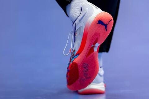Doanh nghiệp Trung Quốc đổ xô thâu tóm các thương hiệu phương Tây: Puma, Nestlé, Hoka,...