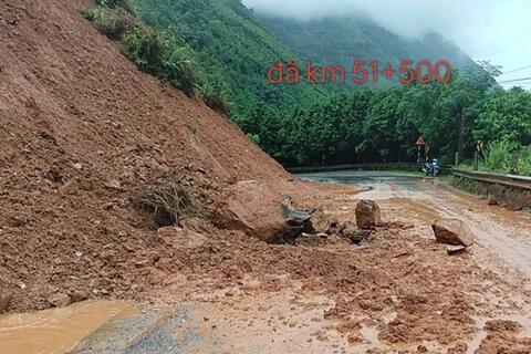 Mưa lớn kéo dài ở Lào Cai gây sạt lở nhiều tuyến quốc lộ, đường tỉnh