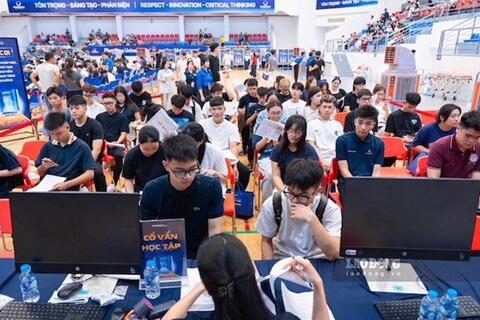 Đa dạng chính sách học bổng, hỗ trợ tân sinh viên nhập học