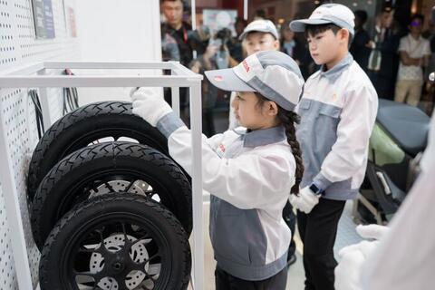 Honda Việt Nam hợp tác với KidZania Hà Nội ra mắt sân chơi trải nghiệm “Trung tâm Công nghệ Xe máy điện Honda” dành cho trẻ em