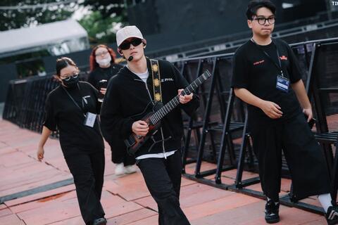 Dàn anh trai Tinh hà say hi luyện tập cho concert, hé lộ có ca khúc đạt 2,7 tỉ view