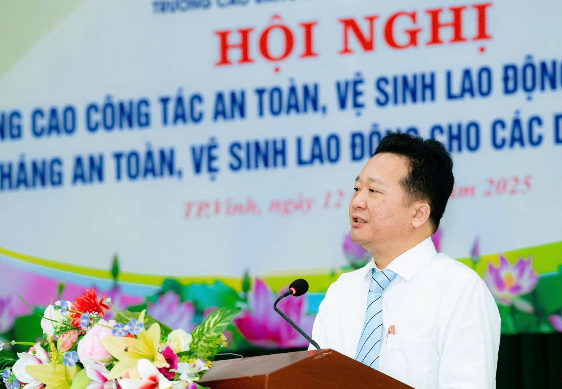 Ông Ngô Sỹ Thanh Tùng – Phó Hiệu trưởng Trường Cao đẳng Kinh tế - Kỹ thuật số 1 Nghệ An phát động Tháng hành động về ATVSLĐ năm 2025. Ảnh: Linh Nguyễn