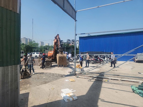 UBND xã Trân Triều tổ chức cưỡng chế công trình vi phạm trên đất nông nghiệp tại khu TC5. Ảnh: Minh Hạnh