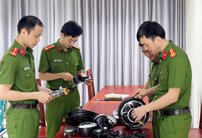Nhóm kín buôn lậu ắc quy xuyên biên giới trị giá hàng trăm tỉ đồng