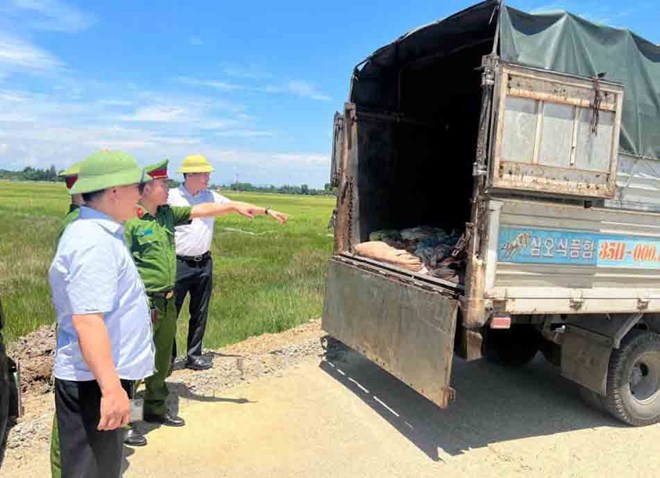 Phát hiện ôtô chở 1 tấn sản phẩm động vật bốc mùi hôi thối không rõ nguồn gốc