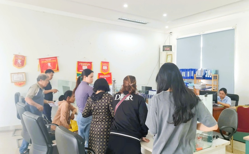 Bảng giá nước mới áp dụng từ tháng 5.2025, sẽ khiến hóa đơn nước của người dân Quảng Nam tăng đáng kể. Trong ảnh: Người dân làm thủ tục hợp đồng nước sạch tại Công ty CP Cấp thoát nước Quảng Nam, chi nhánh Tam Kỳ. Ảnh: Trường An