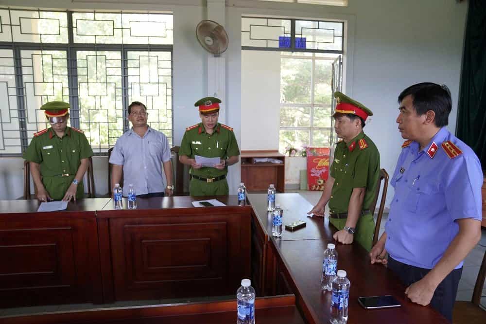 Công an khởi tố đối tượng Rơ Châm Laoh - Chủ tịch UBND xã Ia Phí. Ảnh: Công an