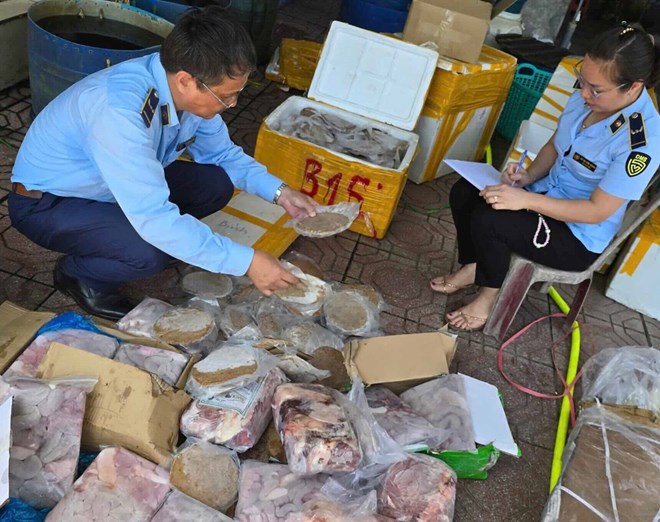Thu giữ gần 270kg thực phẩm không rõ nguồn gốc ở Quảng Bình