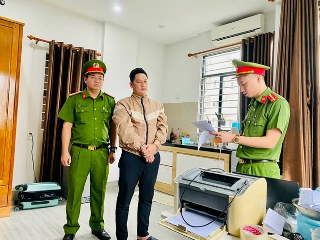 Công an bắt giam Trương Quốc Thái - Tổng Giám đốc Công ty CP Tài chính VietNam Capital. Ảnh: CACC