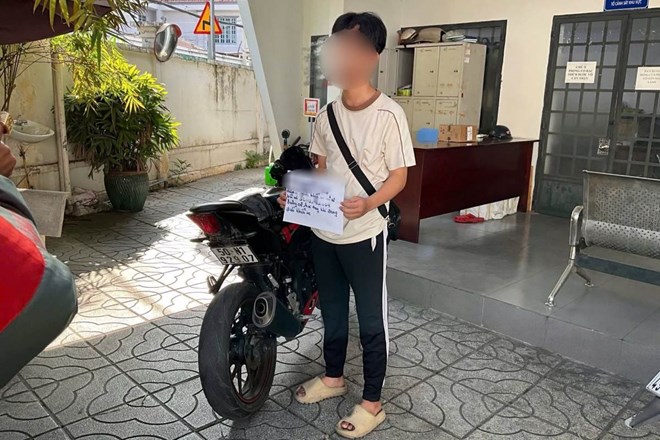 Tịch thu phương tiện của thanh niên thả hai tay khi điều khiển xe máy ở TPHCM