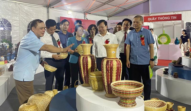 Các đại biểu tham quan gian hàng tại hội chợ. Ảnh: Nguyễn Hạnh