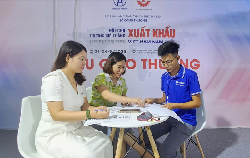 Hoạt động kết nối giao thương được diễn ra ngay tại hội chợ. Ảnh: Nguyễn Hạnh