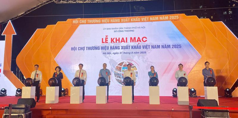 Các đại biểu cắt băng khai mạc Hội chợ. Ảnh: Nguyễn Hạnh