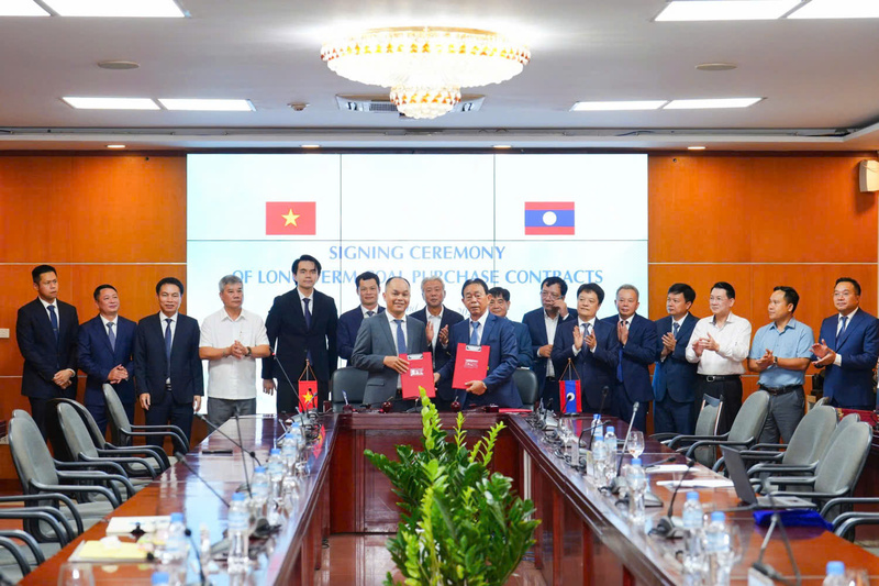 Lãnh đạo các Cục, Vụ trong Bộ Công Thương và phía Lào chứng kiến ký kết các văn kiện, hợp đồng hợp tác giữa doanh nghiệp hai nước Việt Nam - Lào