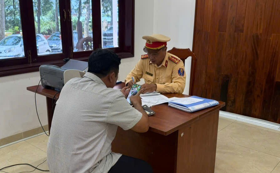 Lập biên bản xử phạt tài xế vượt đèn đỏ. Ảnh: Phòng CSGT Công an TPHCM cung cấp