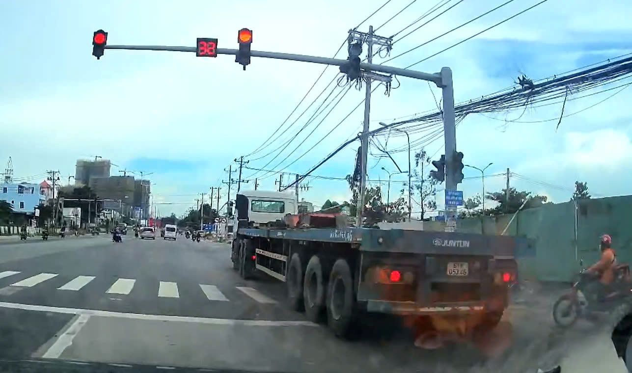 Xe tải đầu kéo chạy sai làn, vượt đèn đỏ trên Quốc lộ 13. Ảnh cắt từ video bạn đọc cung cấp
