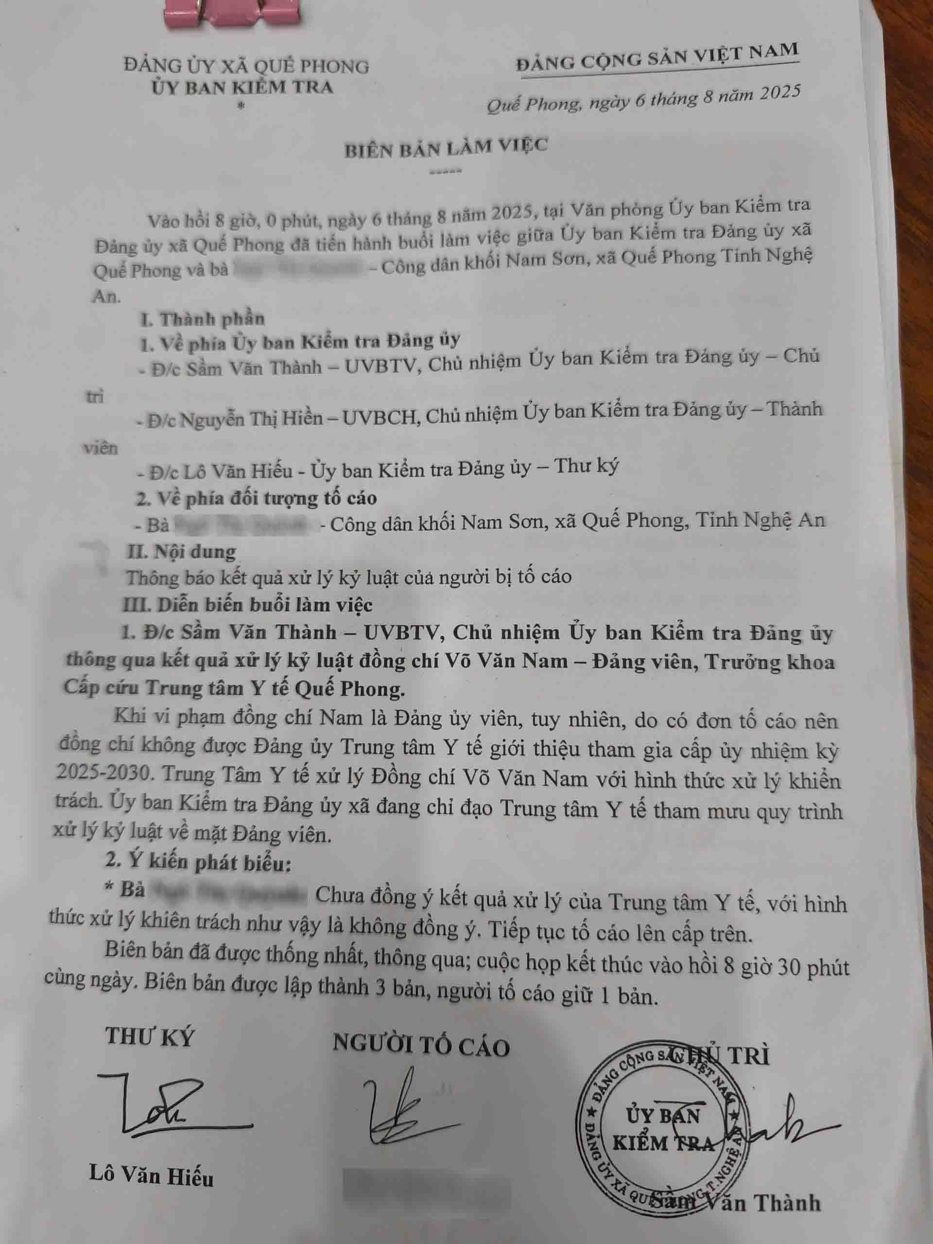 Đảng ủy xã Quế Phong thông báo kết quả xử lý tố cáo đối với ông Võ Văn Nam. Ảnh: Quang Đại