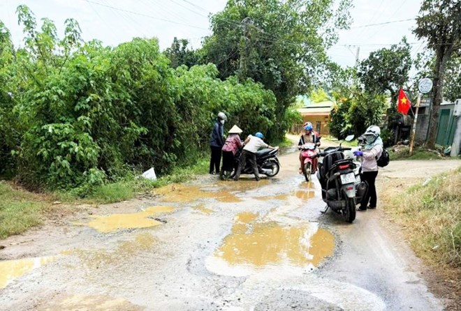 Ám ảnh tuyến đường dày đặc ổ voi, ao cá giữa đô thị ở Lâm Đồng