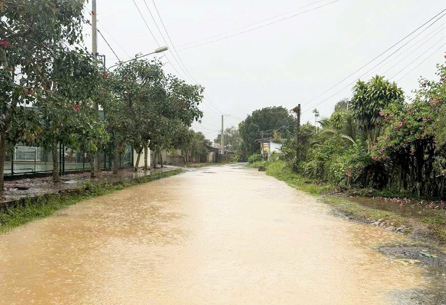 Đường bị ngập khi mưa. Ảnh: Lam Hồng