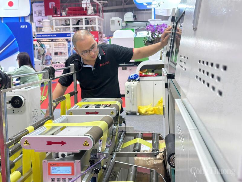 Doanh nghiệp chủ động ứng dụng những công nghệ máy móc hiện đại vào dây chuyền sản xuất. Ảnh: Minh Anh