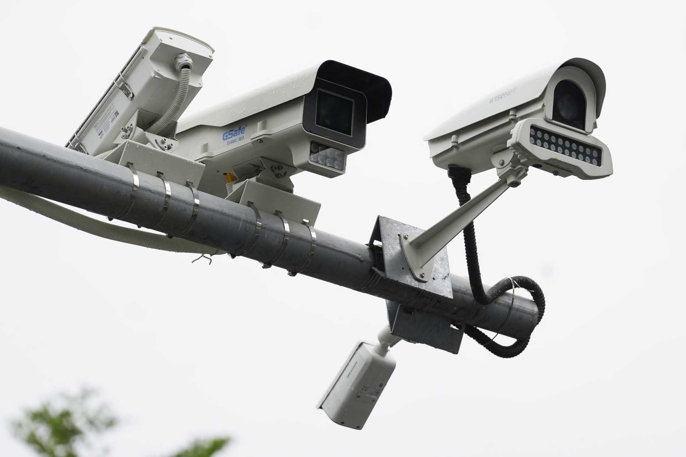 Hệ thống camera giám sát AI được lắp đặt trên đường Phạm Văn Bạch. Ảnh: Trà My