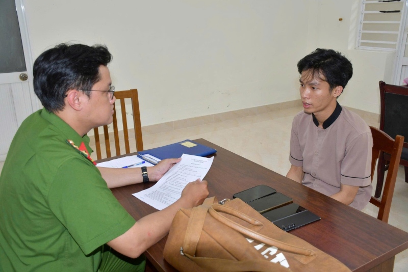 Công an Đà Nẵng bắt quả tang kẻ trộm cắp tài sản du khách trên bãi biển. Ảnh: CACC