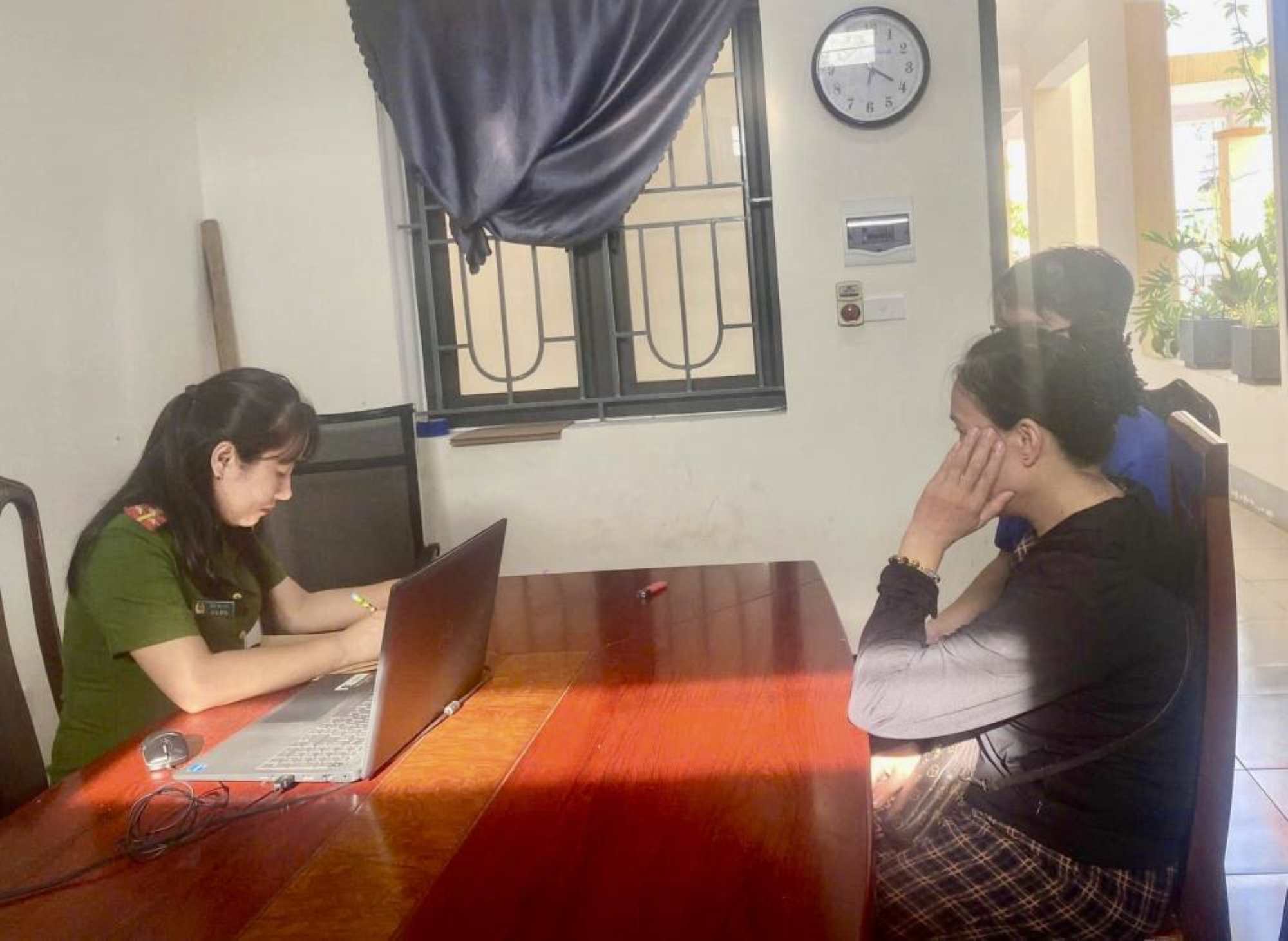 Ngày 23.9.2025, Công an phường Trần Phú (Hà Tĩnh) tiếp nhận trình báo của người dân về việc bị đối tượng giả danh Công an gọi điện lừa đảo. Ảnh: Công an Hà Tĩnh