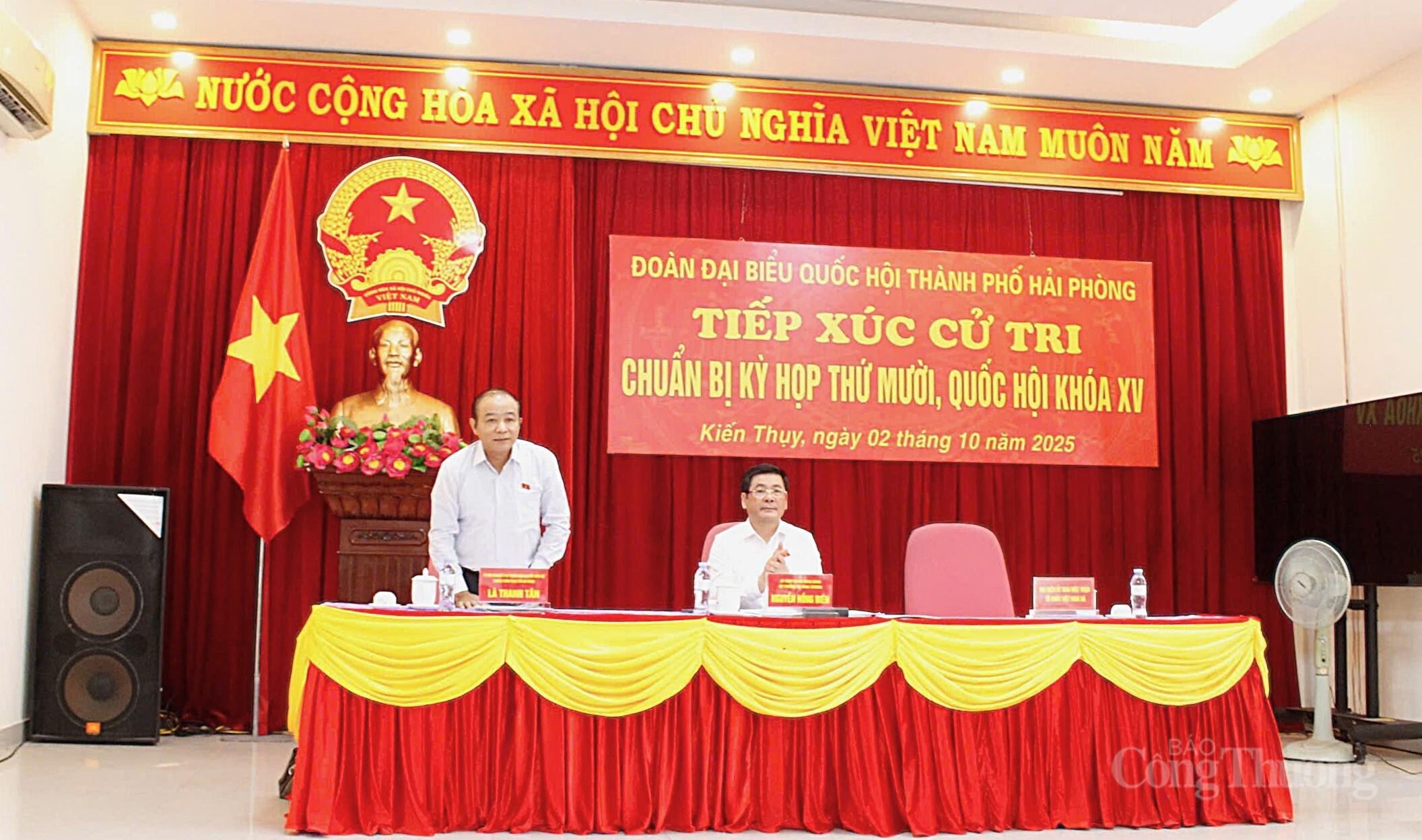 Đồng chí Lã Thanh Tân, Phó Trưởng đoàn đại biểu Quốc hội chuyên trách TP. Hải Phòng báo cáo với cử tri về tình hình hoạt động của Đoàn đại biểu Quốc hội TP. Hải Phòng và thông tin khái quát về nội dung dự kiến kỳ họp thứ 10 sắp tới.