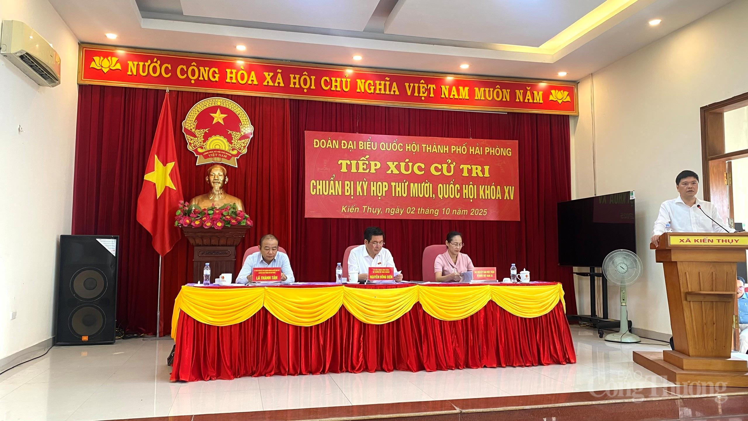 Ông Hoàng Minh Cường, Phó Chủ tịch UBND TP. Hải Phòng phát biểu tại buổi tiếp xúc cử tri.
