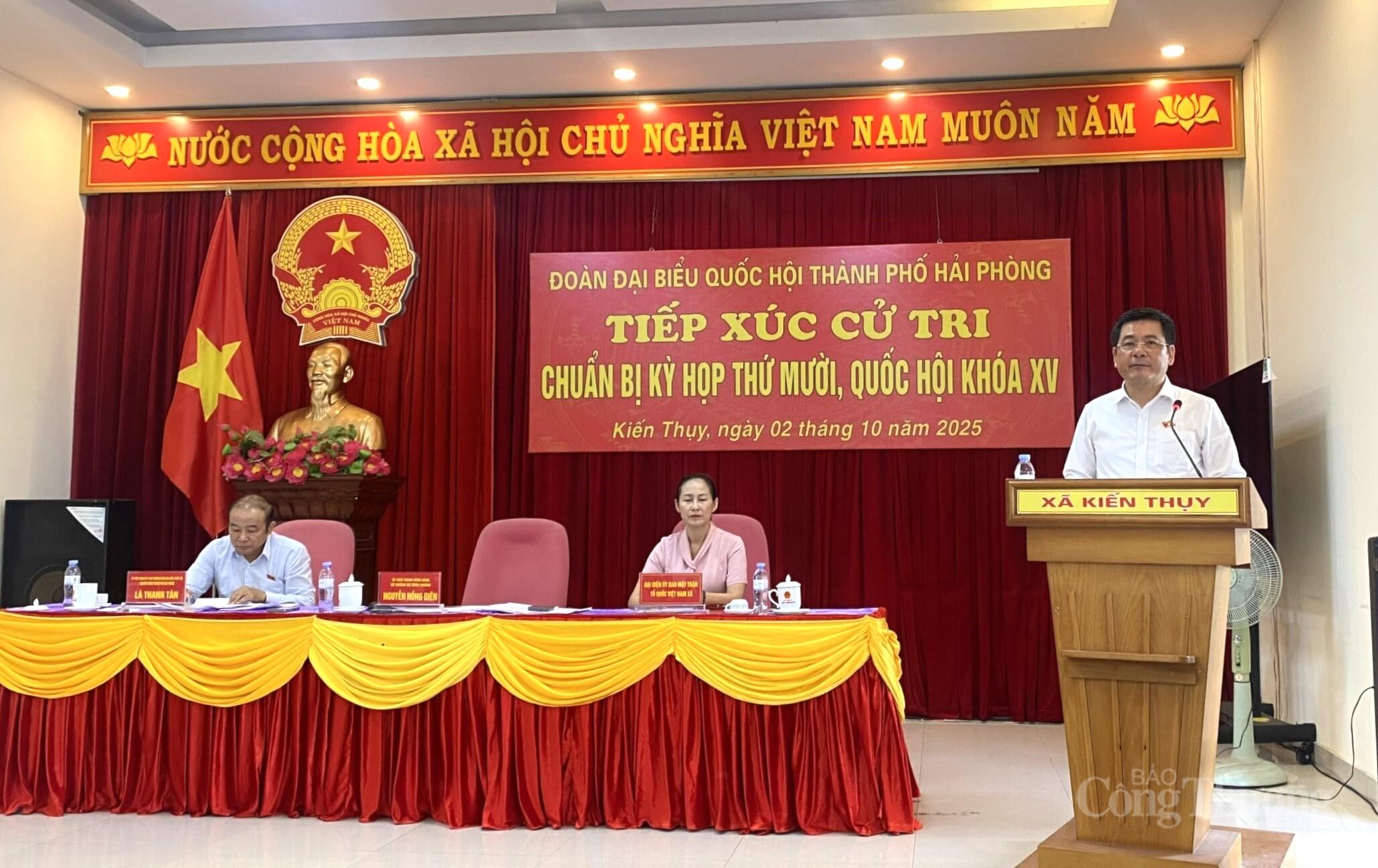 Bộ trưởng Bộ Công Thương Nguyễn Hồng Diên phát biểu tại buổi tiếp xúc cử tri.