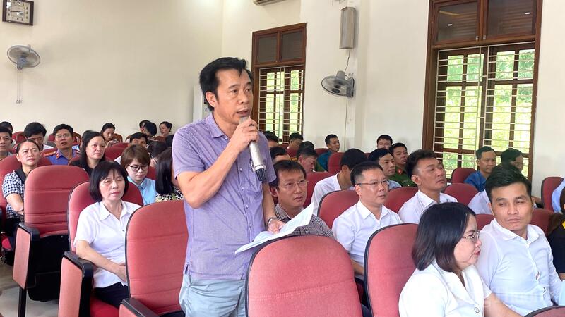 Cử tri xã Kiến Thụy, TP. Hải Phòng phát biểu tại buổi tiếp xúc.