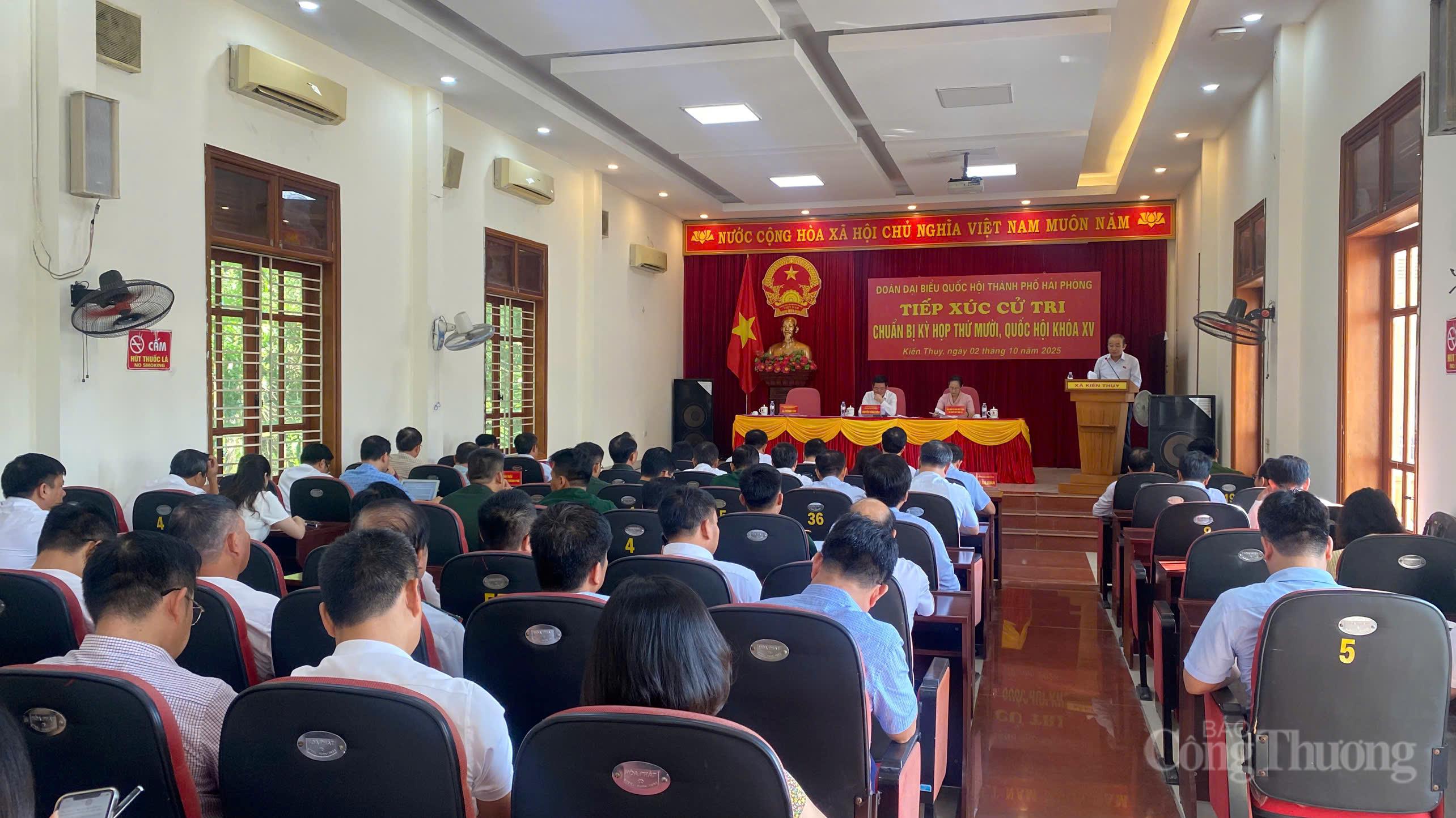 Toàn cảnh buổi tiếp xúc cử tri.