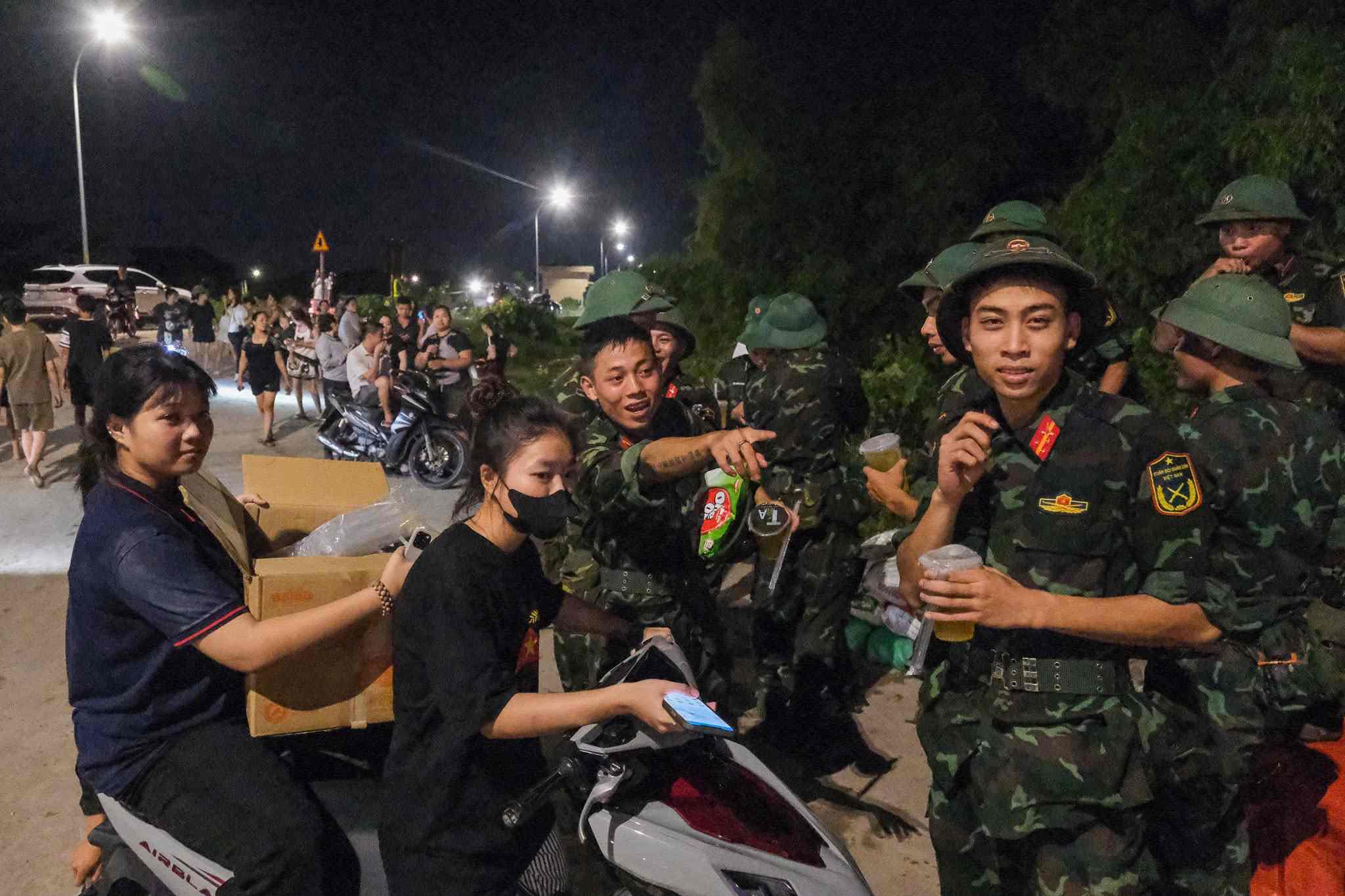Người dân tặng đồ ăn, nước uống cho các chiến sĩ tham gia hộ đê. Ảnh: Vân Trường