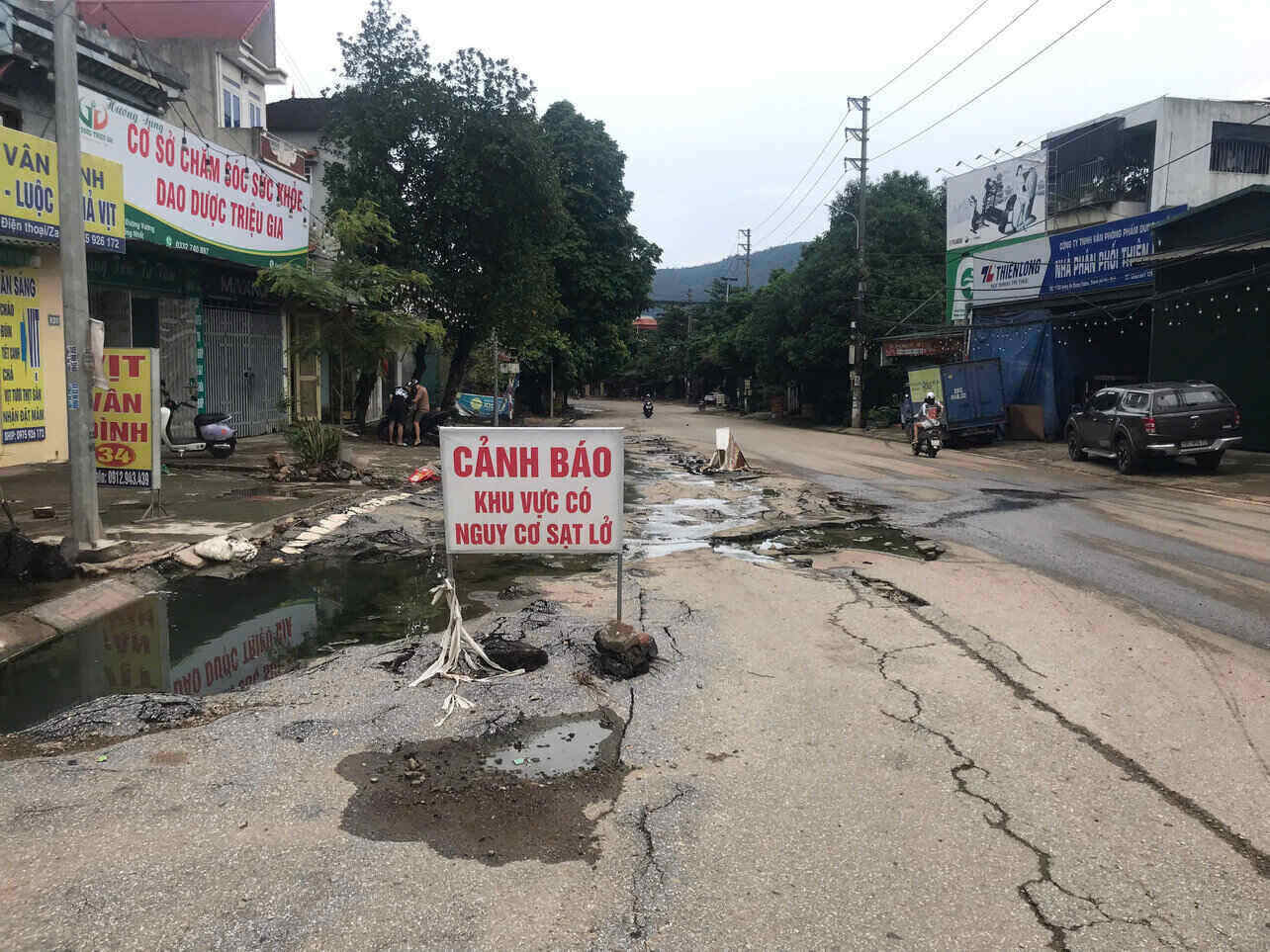 Mặt đường An Dương Vương (phường Thống Nhất, tỉnh Phú Thọ) bi xuống cấp nghiêm trọng, tiềm ẩn nguy cơ tai nạn cho người và phương tiện lưu thông. Ảnh: Yên San