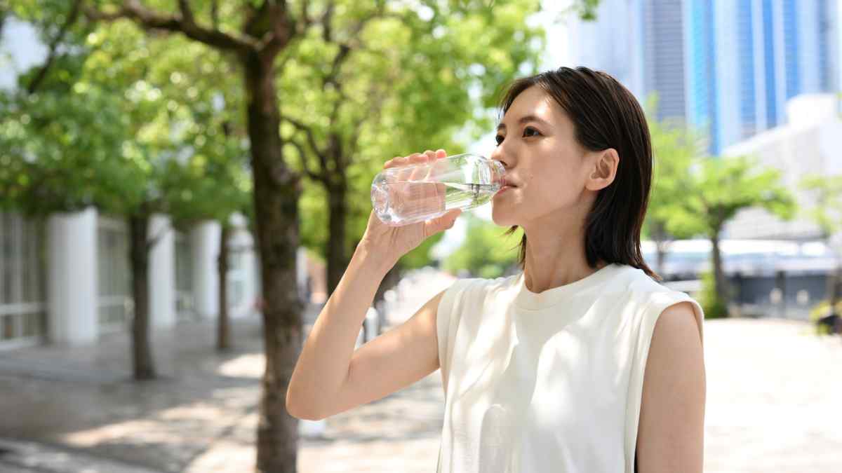 Uống một cốc nước ấm sau khi thức dậy giúp kích hoạt hệ tiêu hóa và hỗ trợ gan, thận thải độc tự nhiên. Ảnh: CV