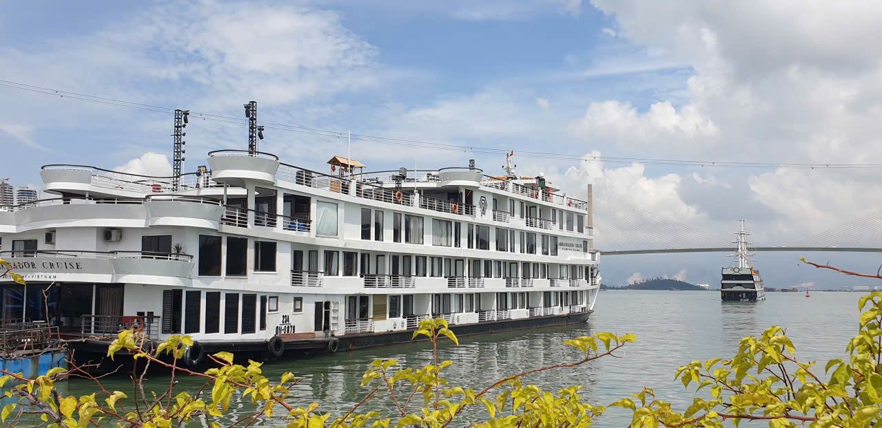Một tàu nhà hàng trên vịnh Hạ Long. Ảnh: Nguyễn Hùng