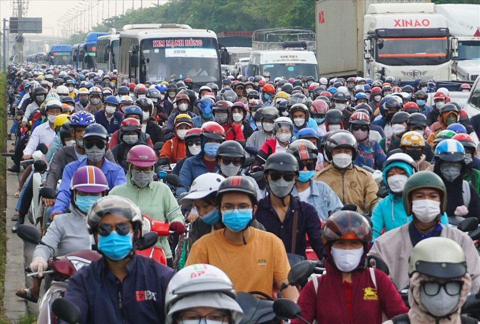 Hằng ngày, lượng phượng tiện di chuyển qua khu vực này rất đông, giao thông thường xuyên ùn ứ, nhất là vào giờ cao điểm. Ảnh: Anh Tú