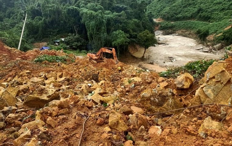 Nỗ lực tìm kiếm những công nhân, người dân bị vùi lấp ở thuỷ điện Rào Trăng 3 năm 2020. Ảnh: Trần Hồng