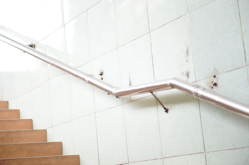 Lan can, tay nắm cửa của hầm đi bộ Khuất Duy Tiến lung lay, không chắc chắn. Ảnh: Tùng Lâm