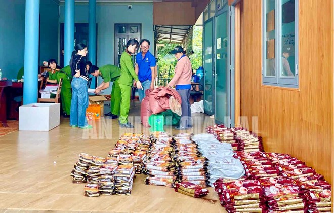Thu giữ số lượng cà phê giả, kém chất lượng để giám định, điều tra làm rõ. Ảnh: Công an