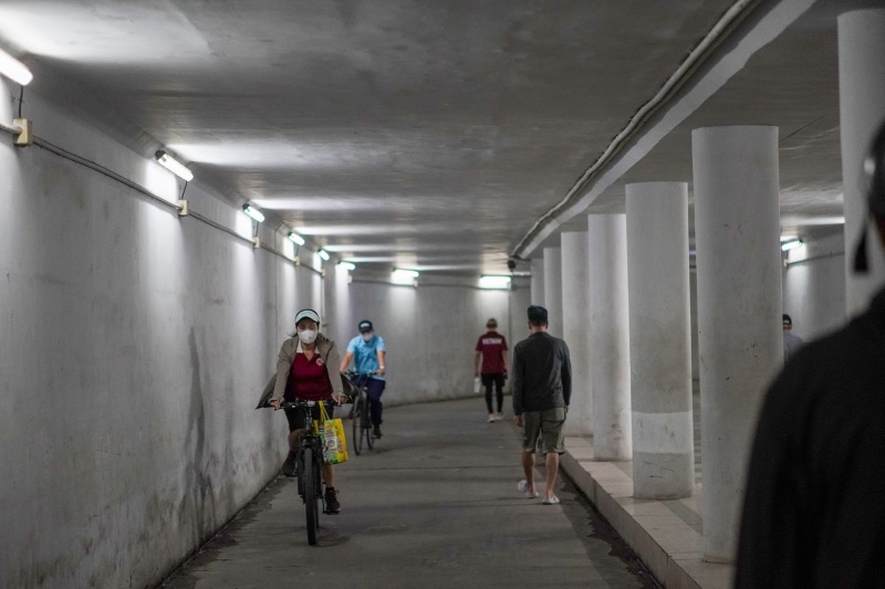 Hầm đi bộ Ngã Tư Sở trở thành địa điểm tập thể dục của người dân. Ảnh: Tùng Lâm