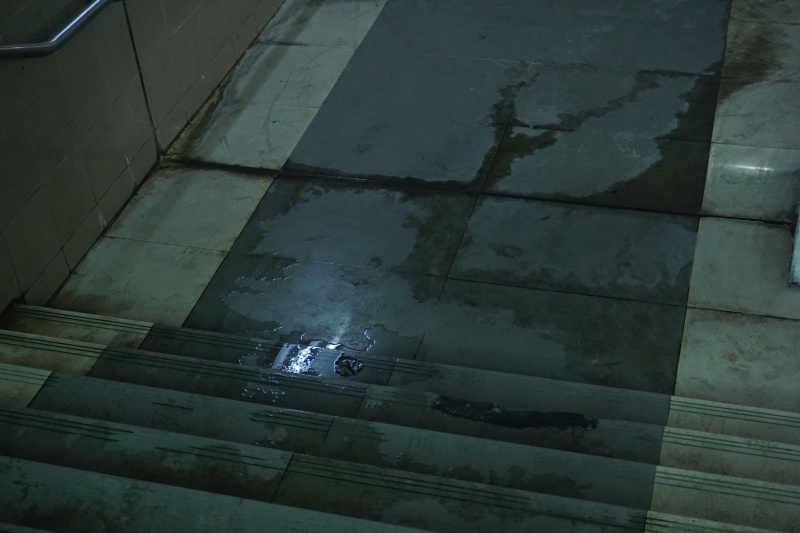 Cầu thang trong tình trạng thấm nước, gạch ốp vỡ, nứt ở hầm đi bộ Ngã Tư Sở. Ảnh: Tùng Lâm