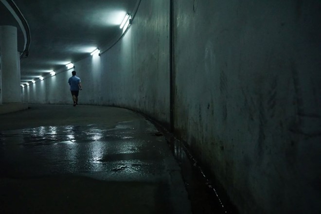 Tình trạng ẩm thấp, xuống cấp trong hầm đi bộ ở Hà Nội